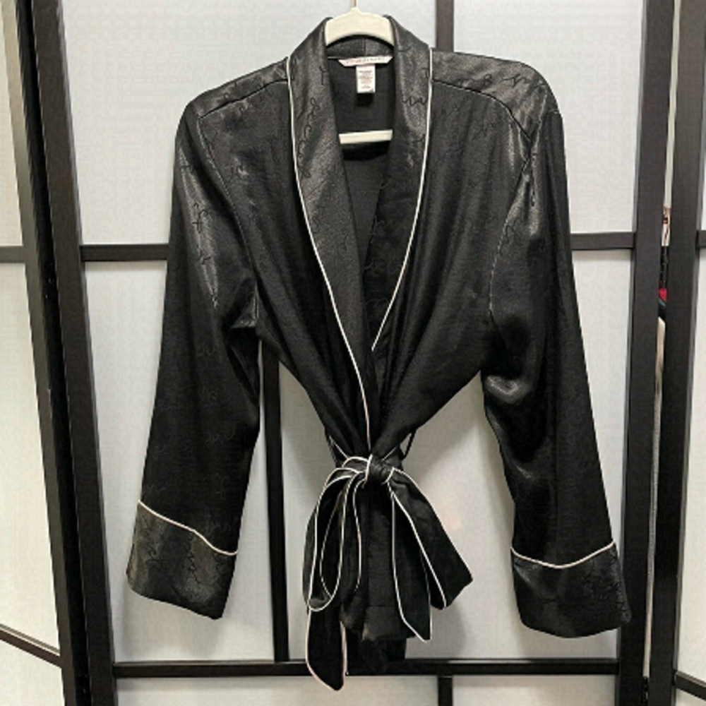 𝅺Victoria Secret Black Satin Robe with Ballet Pink Trim Women’s Lingerie